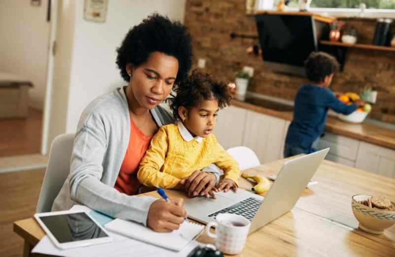 Aides financières de 2025 : ce qui existe pour une mère célibataire qui travaille avec 2 enfants CNSEE Business