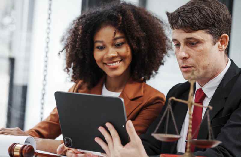 Professionnels du droit : comment la présence en ligne renforce la crédibilité et la confiance des clients ? CNSEE Business