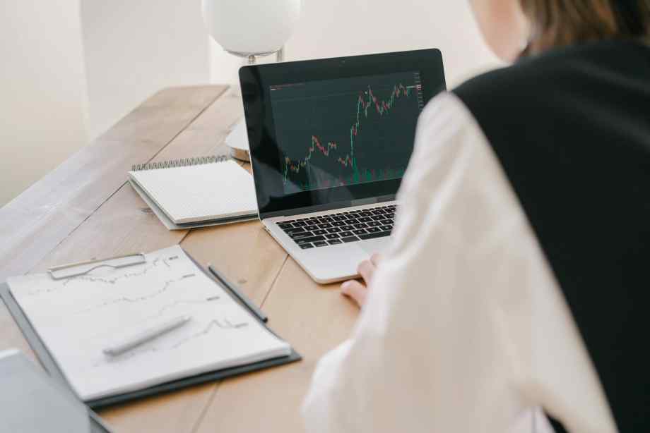 Comment investir en bourse avec un petit budget quand on débute ?-CNSEE Business