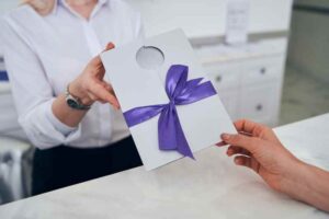 Chèques cadeaux en entreprise : plafond, exonération et règles à connaître CNSEE Business
